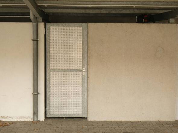 PKW-Stellplatz mit Abstellraum