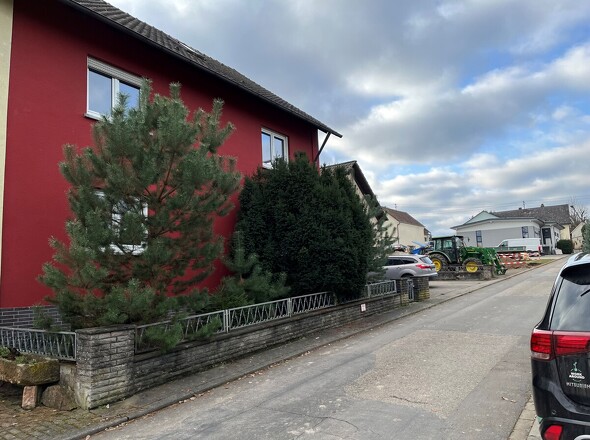 Straßenansicht von links