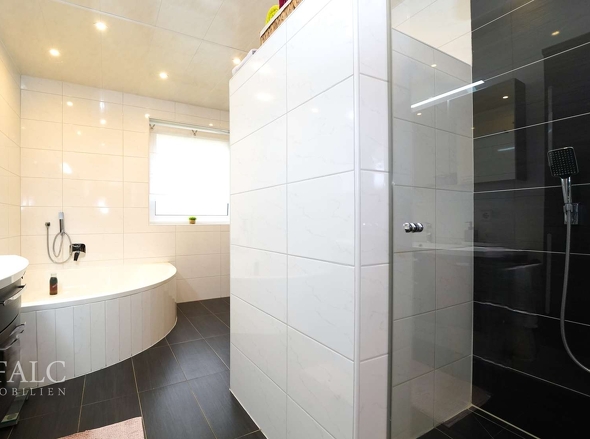 Mit Duschkabine und Wanne EG