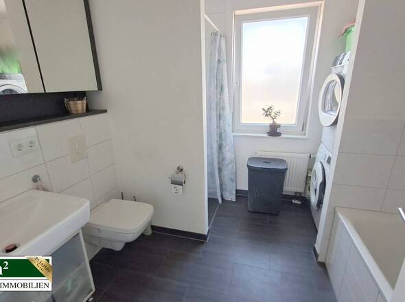 1 OG Badezimmer mit Dusche und Wanne