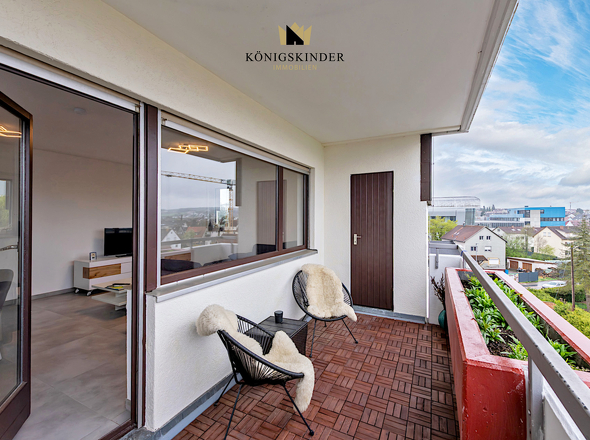 Schöner Balkon mit Abstelleraum