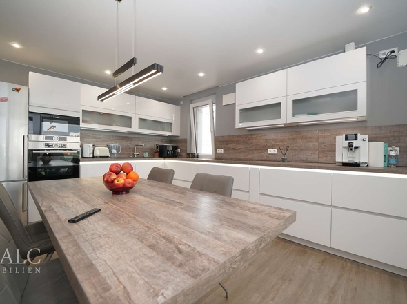 Hochwertige Einbauküche mit reichlich Stauraum