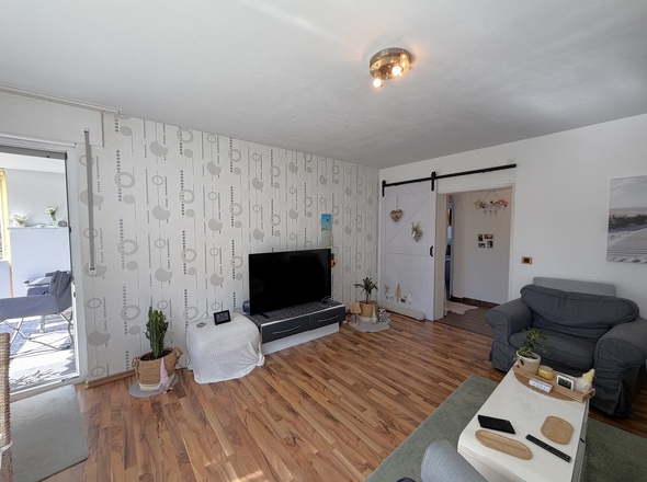 Wohnzimmer mit Zugang zum Balkon & Terrasse