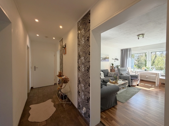 Flurbereich mit Blick Richtung Wohnzimmer