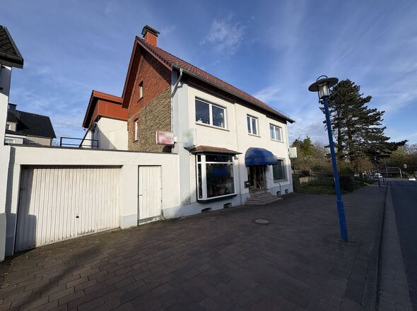 Straßenansicht mit Garagen