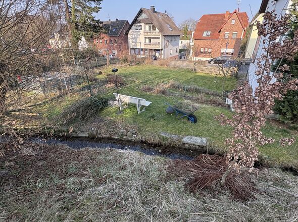 Garten mit Bachlauf