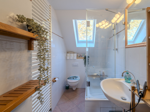 Badezimmer (Wohnung links)