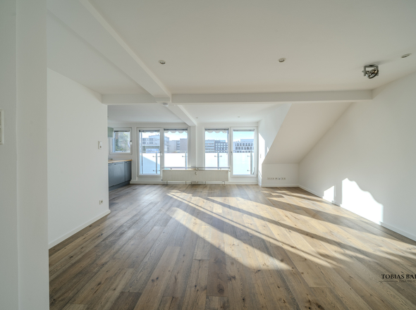 offene Wohnküche mit Balkon