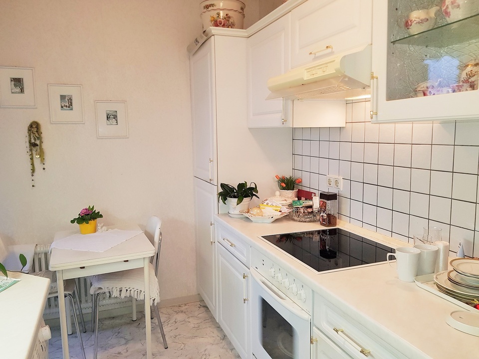 Küche mit Einbauküche