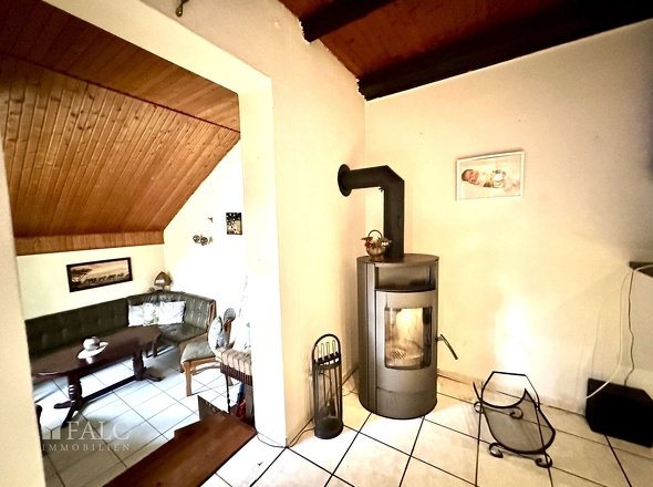 Wohnzimmer -Blick ins Kaminzimmer EG