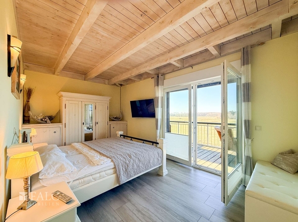 Schlafzimmer mit Balkonzugang