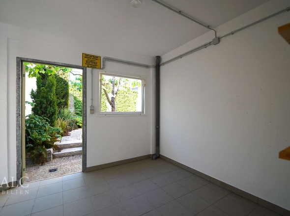 Abstellraum mit Durchgang