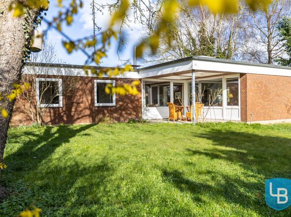 Blick aus dem Garten zum Haus
