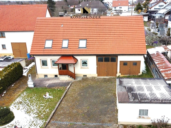 Vorderseite Wohnhaus mit Doppelgarage