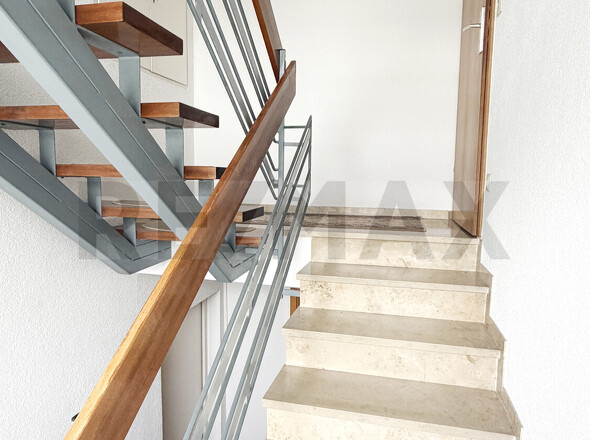 Treppenhaus Aufgang in EG