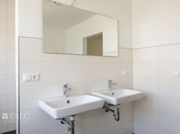   Badezimmer 1 - (KI bearbeitet)