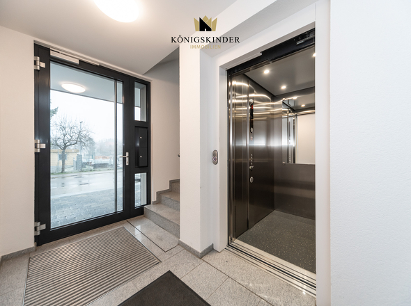 Eingangsbereich mit Aufzug