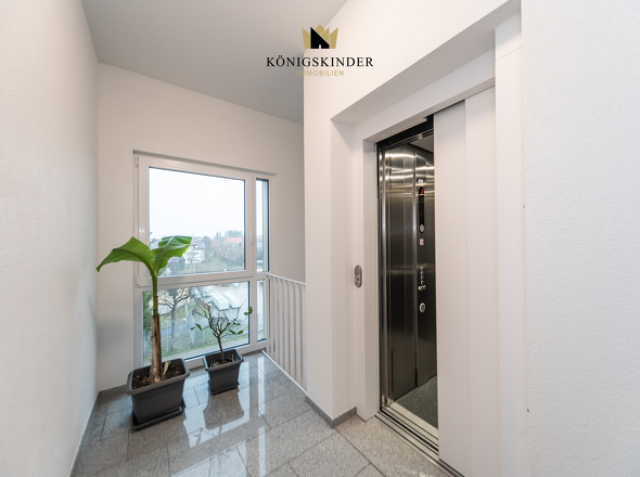 Aufzug im Treppenhaus