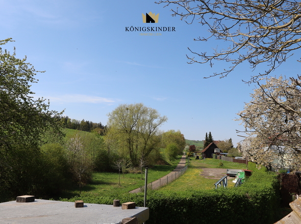 ...zum Radweg in die Landschaft...