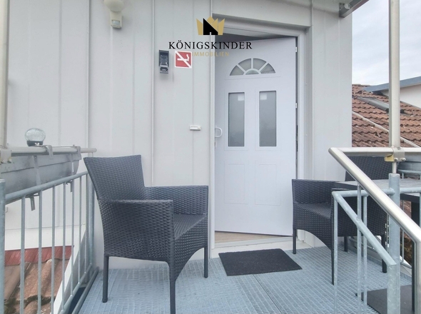 Eingang FW mit Sitzplatz ( überdacht)