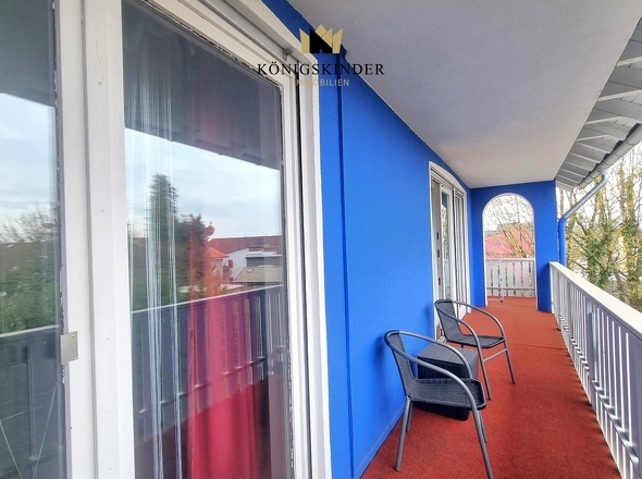 Balkon über die ganze Hauslänge im 1. OG