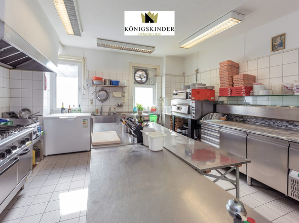 ...zur großzügige Küche....