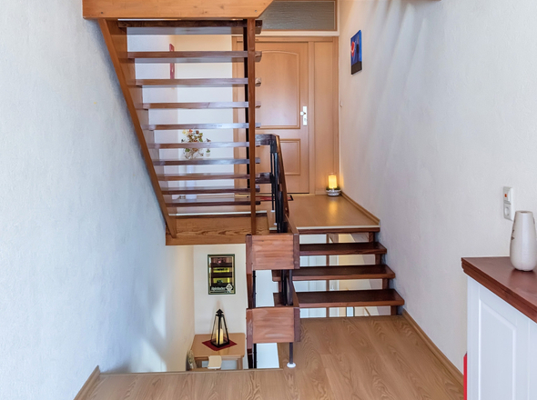 ...Treppenhaus zum Wohnbereich.