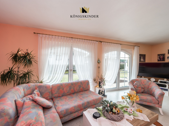 ...und Wohnzimmer mit Gartenzugang...