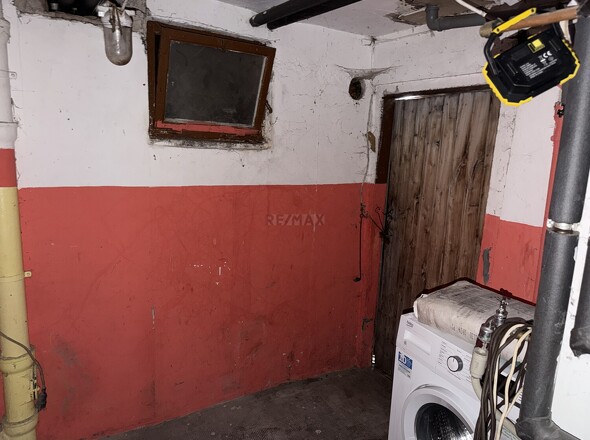 Waschraum und Abgang in Gewölbekeller