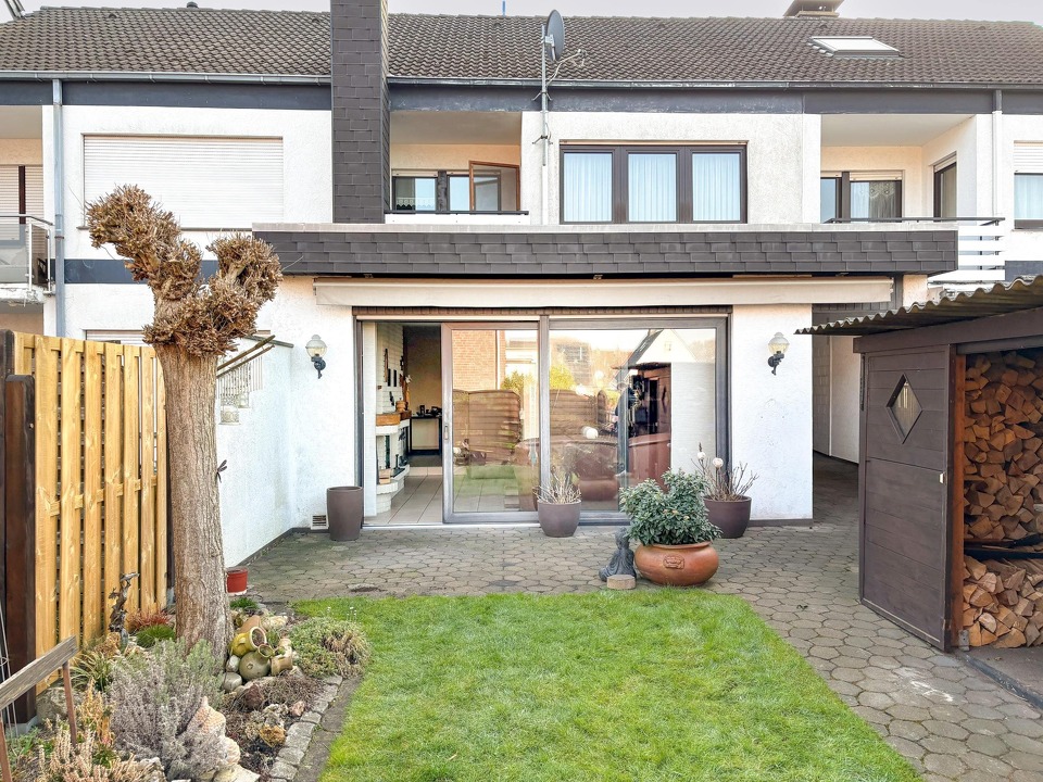 Sonniger Garten mit Terrasse