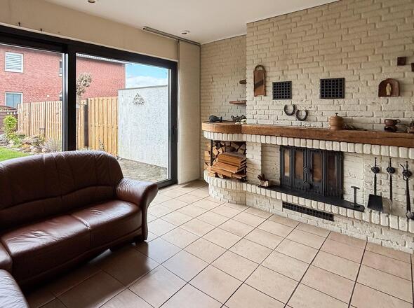 Kaminzimmer im Anbau mit Zugang zum Garten