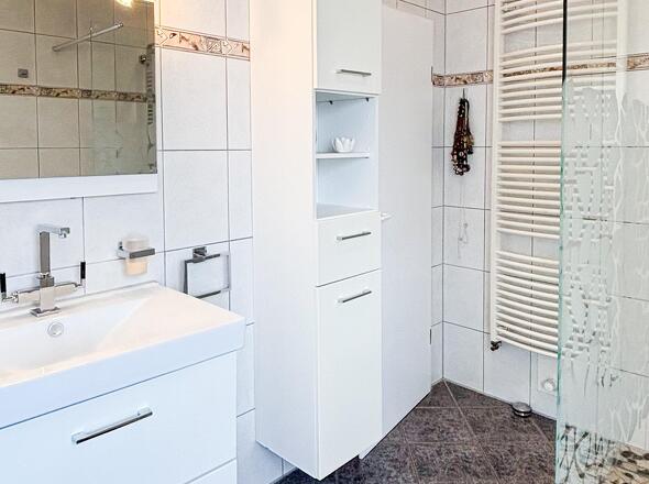 modernisiertes Duschbad im Obergeschoss