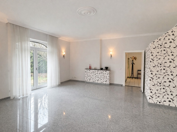 ...mit Blick zum Eintritt in das Haupthaus