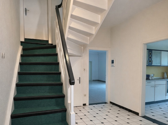 mit Treppe ins Obergeschoss