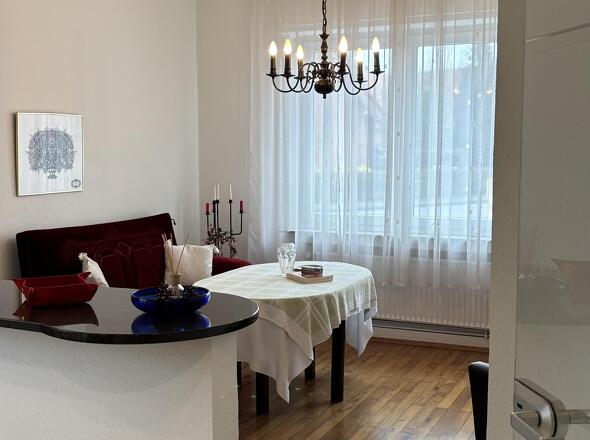 Küche mit angrenzendem Essbereich