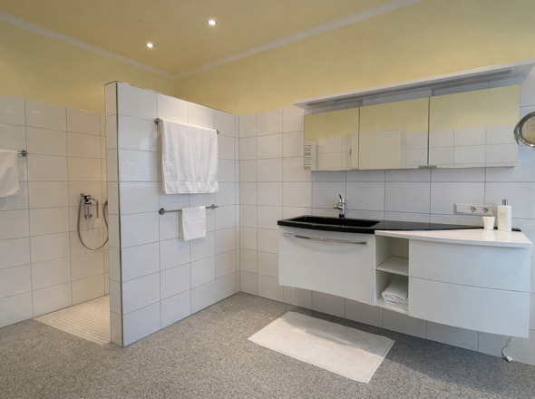 großzügiges Bad mit großer bodengleicher Dusche