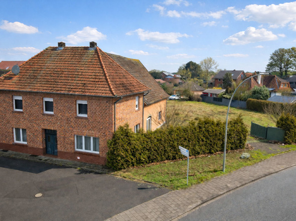 Blick von der Straße auf das ursprüngliche Haupthaus
