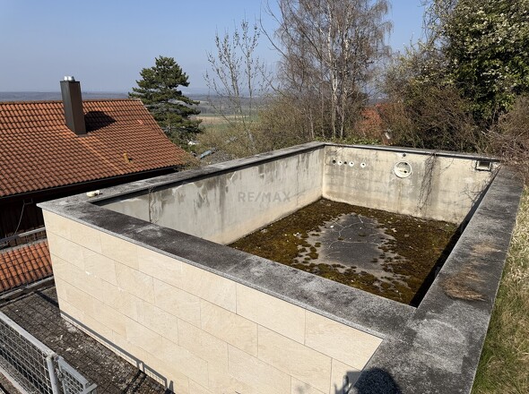 Schwimmbad-stillgelegt