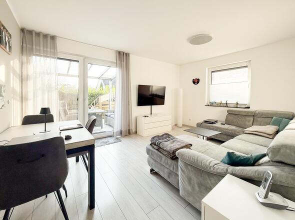 Heller Wohnraum mit Zugang zur Terrasse