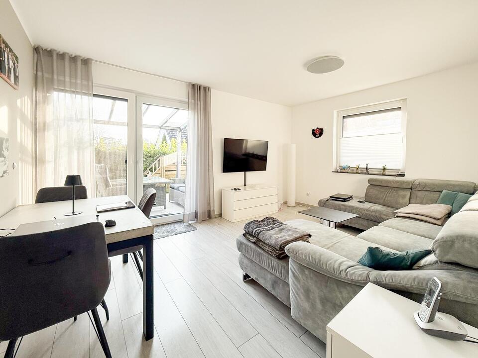 Heller Wohnraum mit Zugang zur Terrasse