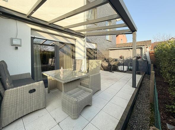 Terrasse mit hochwertiger Überdachung