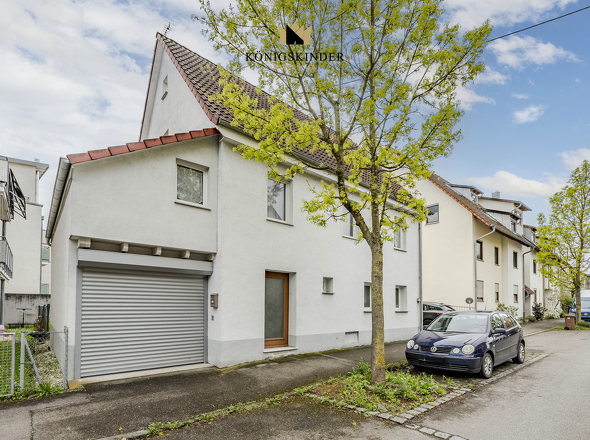 Straßenansicht mit angebauter Garage