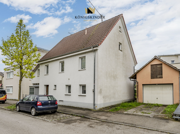 Straßenansicht und separate Garage