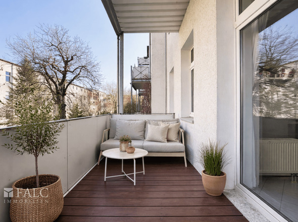 Balkon zum Innenhof virtuell eingerichtet