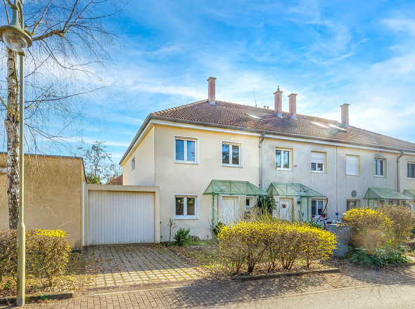 Hausansicht von Straßenseite