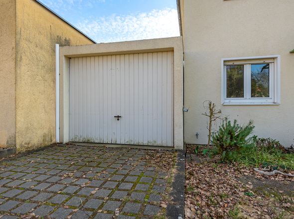 Garage mit Schwingtor