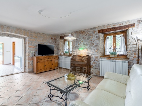 Erdgeschoss: Wohnzimmer mit Kamin, Ess- & Küchenbereich, Schlafzimmer, Badezimmer, zugängliche überdachte Terrasse & Sommerküche