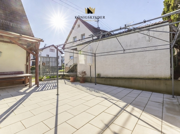 Heller Außenbereich - Platz für Familie & Freunde