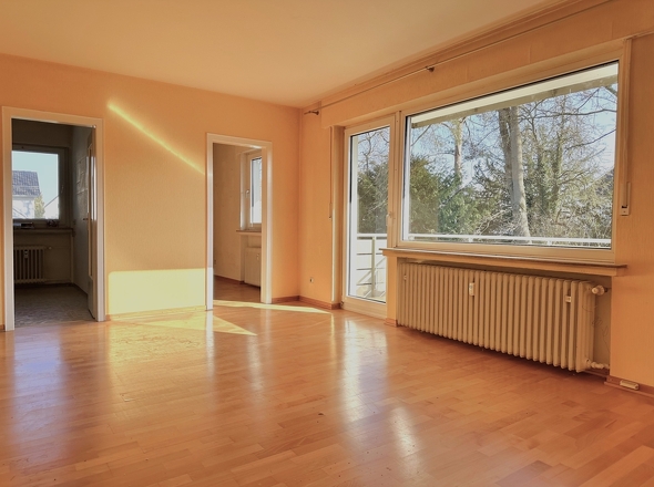 Helles Wohnzimmer mit Zugang auf den...