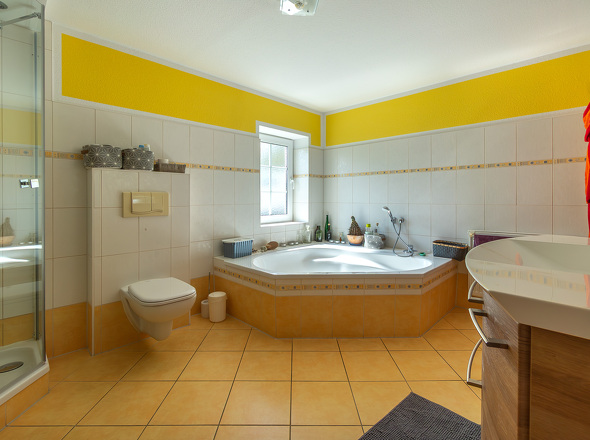 EG - Badezimmer mit Wannenbad
